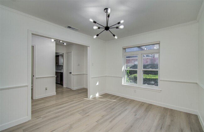 Building Photo - 1888 Saxony Ln