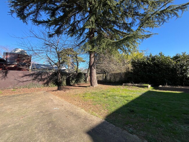 Building Photo - GORGEOUS PORTLAND BUNGALOW, LARGE LOT IN M...