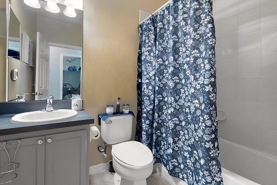 Building Photo - 2492 Seven Oaks Dr