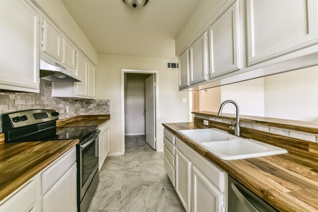 Building Photo - 5917 Fairdale Ln