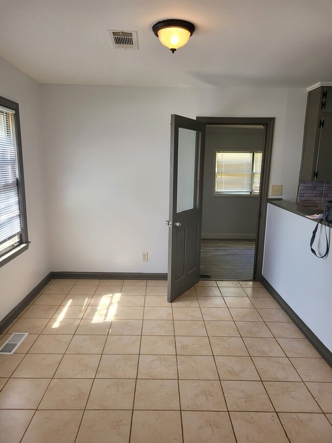 Building Photo - Three Bedroom Brick Ranch Home, Total Elec...