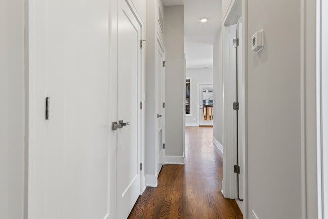 Building Photo - 1472 W Summerdale Ave