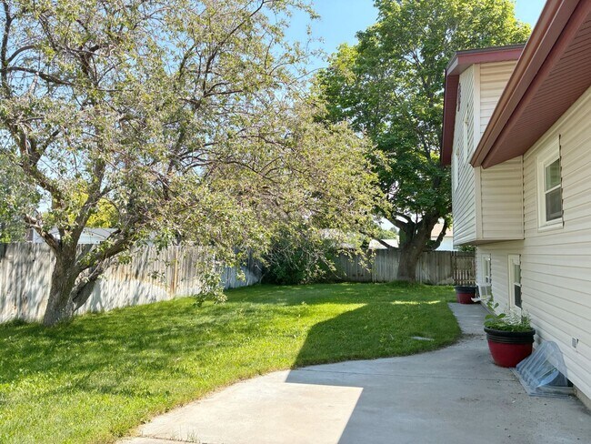 Building Photo - Spacious 5 Bed, 3 Bath Home for Rent in Idaho Falls!