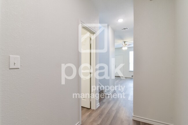 Building Photo - $1375! 2Bed/1.5bath Duplex Available for Rent! Apply today and save $150!