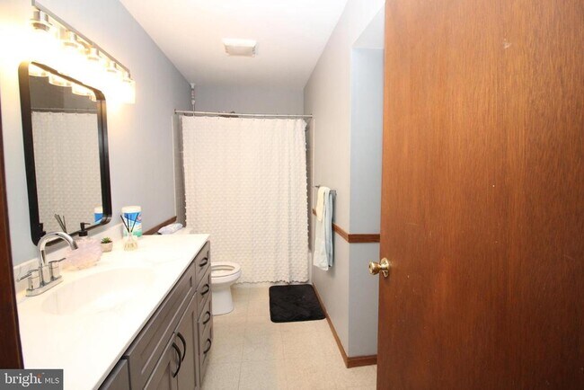 Building Photo - 214 Spring House Ln