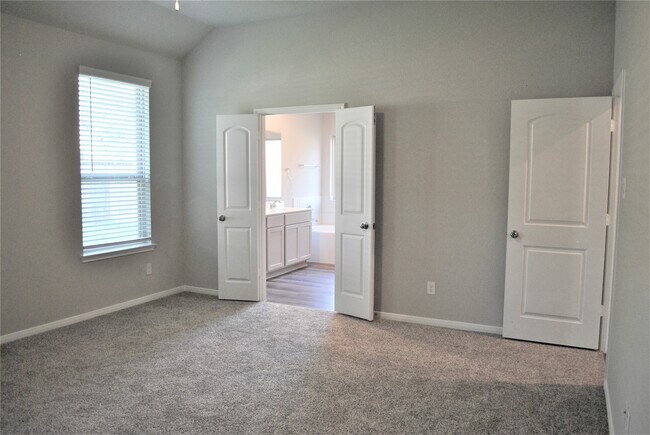 Building Photo - 14131 Lake Lodge Dr