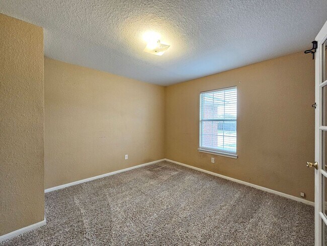 Building Photo - REDUCED RENT - AMAZING RENT SPECIAL & MOVE IN READY!