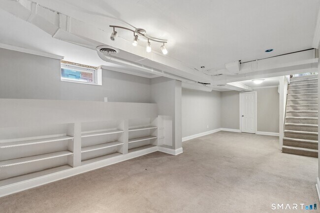 Building Photo - 27 Melrose Ave