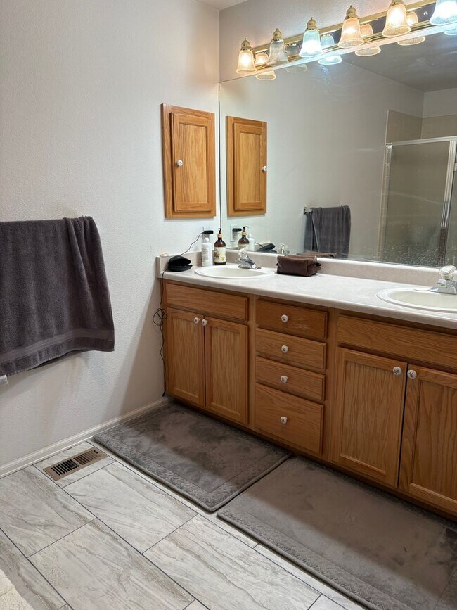 Building Photo - 4 Bedroom 3.5 Bath in Widefield