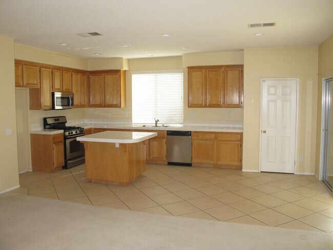 Building Photo - Four Bedroom Three Bathroom Home in Murrieta!