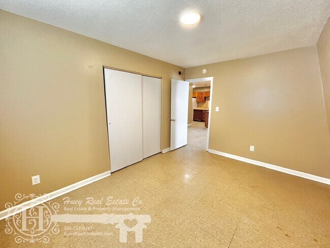 Building Photo - 206 Robin Ln