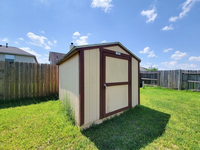 Building Photo - BEAUTIFUL 3 BEDROOM 2 BATH WITH WOOD TILE THROUGHOUT THE HOUSE!