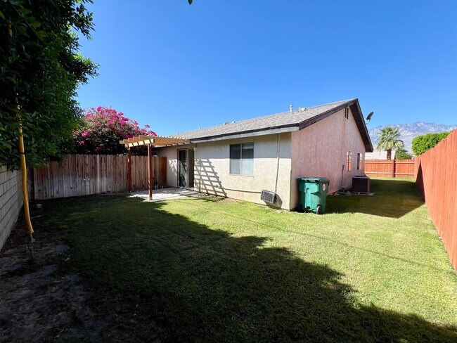 Building Photo - AVAILBLE NOW !!  3-bedroom 2 bath Duplex i...