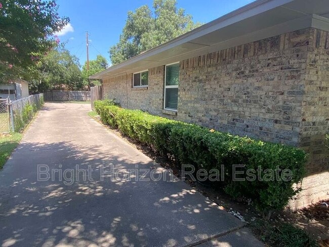 Building Photo - 1017 Mullins St