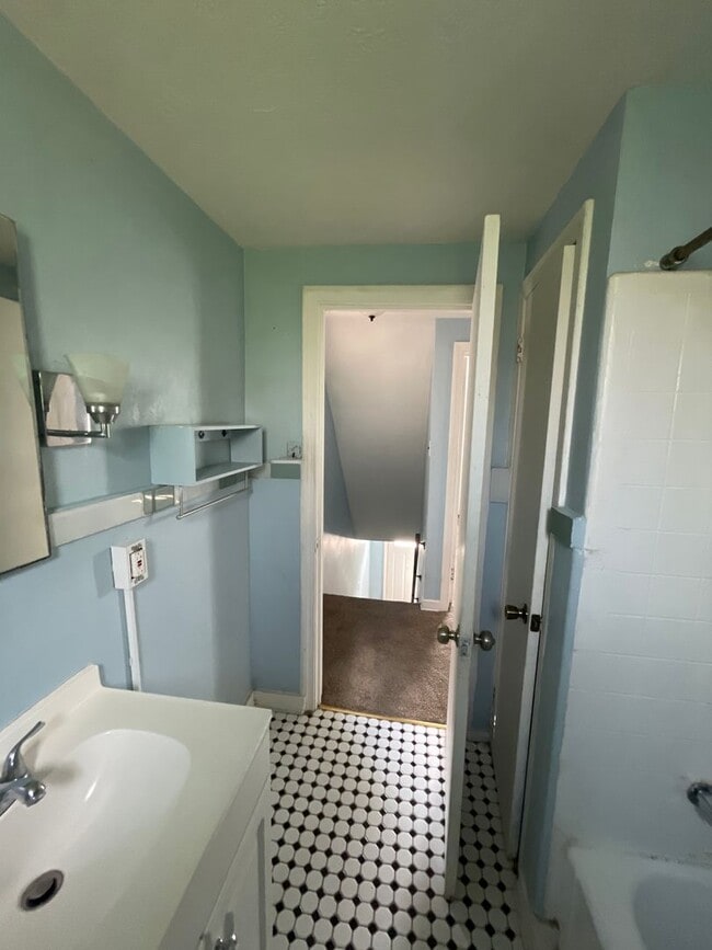 Building Photo - 2 bed 1.5 bath home in Pittsburgh Pa!