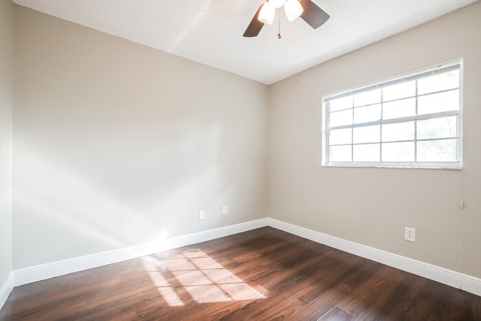 Building Photo - 1025 Ireland Dr