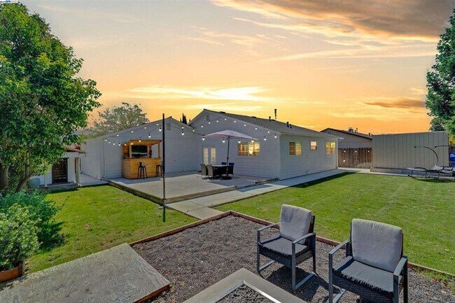 Building Photo - Live in a Modern Luxury 3BR/2BA Home with ...