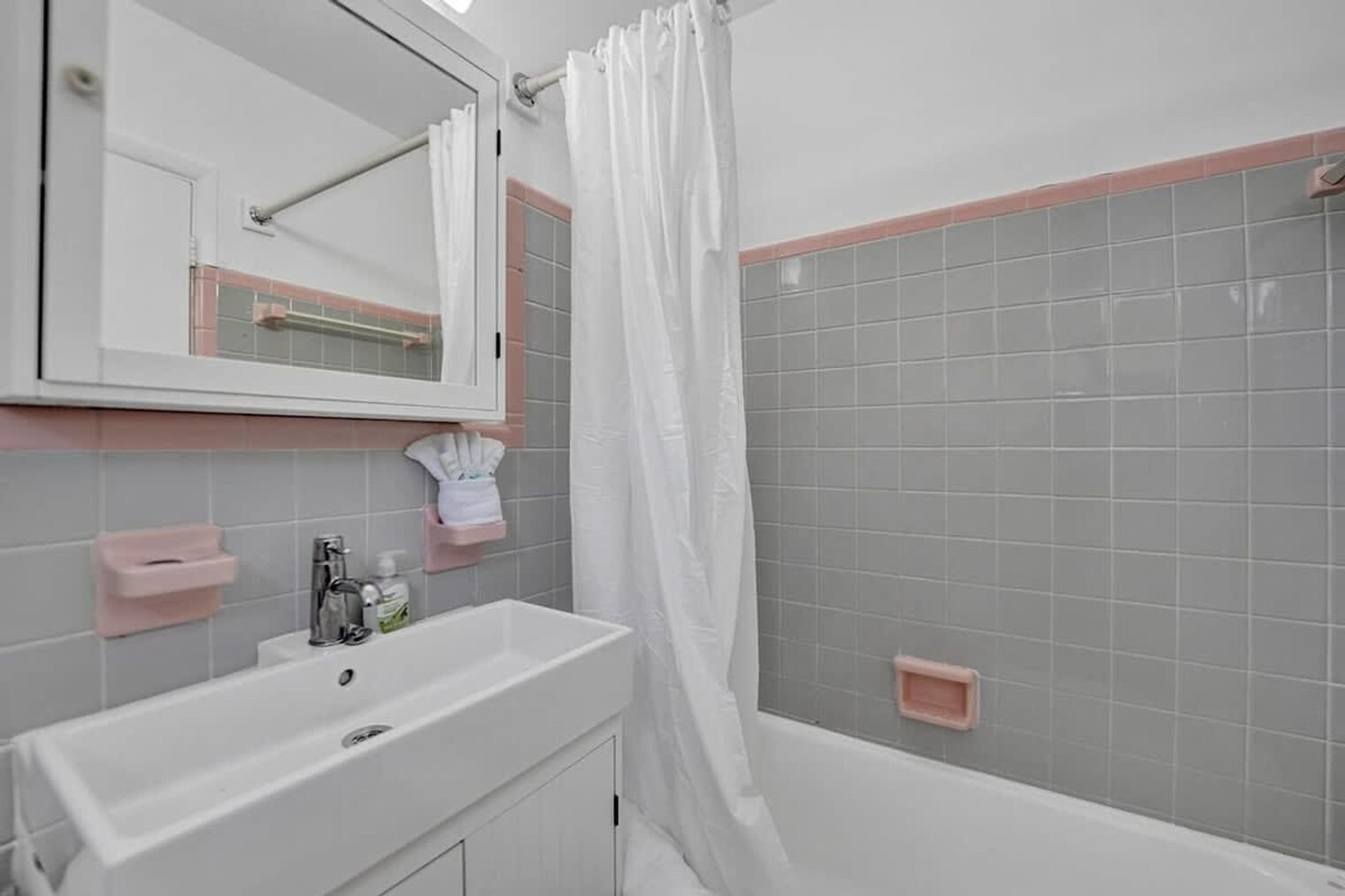 Building Photo - 335 Desoto St