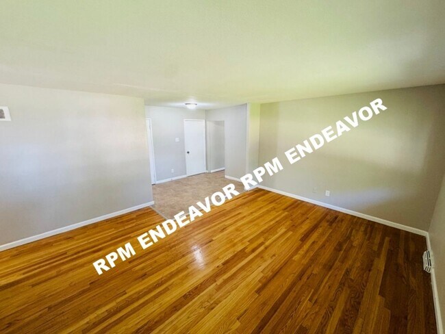 Building Photo - Just Hit the Market — Spacious Layout + Basement Space in St. Louis, Housing Choice Voucher Accep...