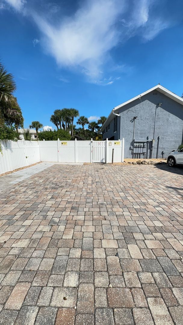 Building Photo - Fully Furnished Two Bedroom Long Term Beach Apartment for Rent