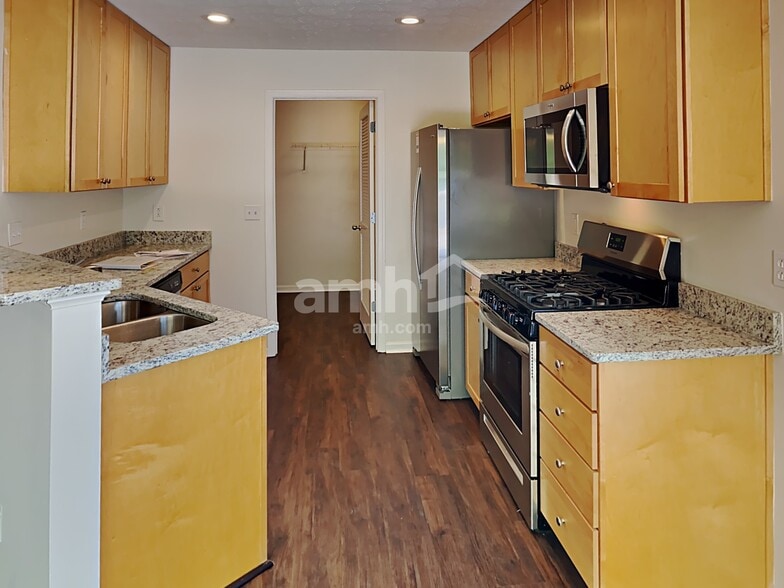 Building Photo - 419 Creekside Ln