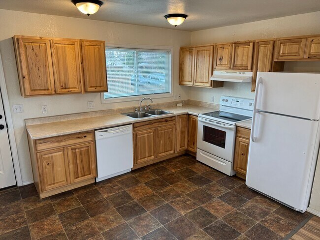 Building Photo - Updated 2 bedroom 1 bathroom house in Springfield!