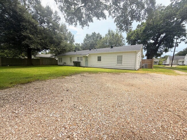 Building Photo - Cozy 3 bedroom, 2 bathroom home in Lake Charles