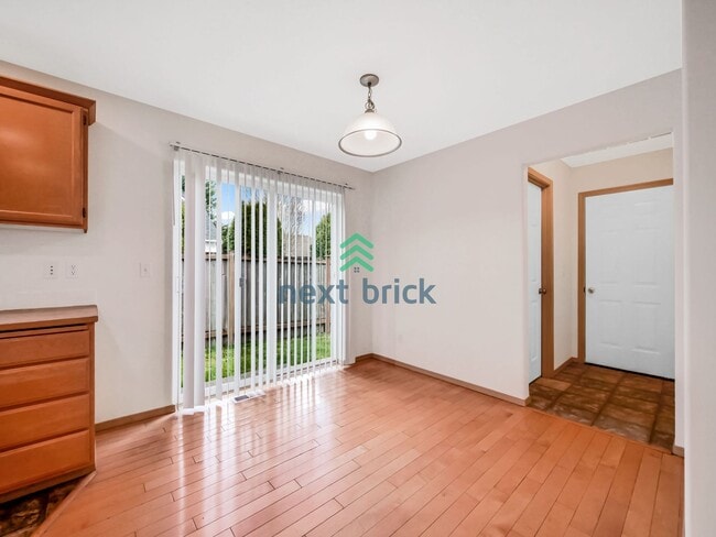 Building Photo - 4 Bed and 2.5 Bath Single-family Home Avai...
