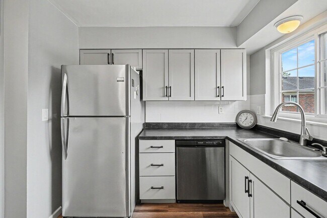 Building Photo - 25325 Shiawassee Cir