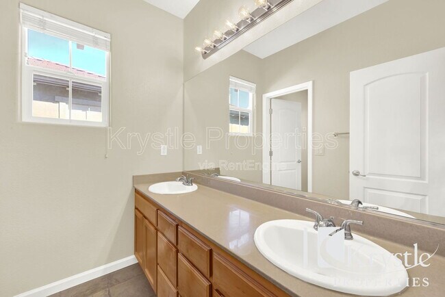 Building Photo - 8388 Bennington Ct