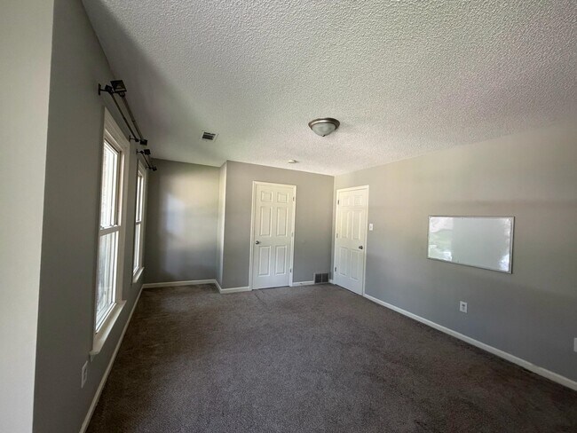 Building Photo - 2910 Foster Dale Cove