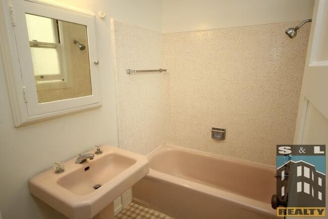 Building Photo - bedroom in San Francisco CA 94115