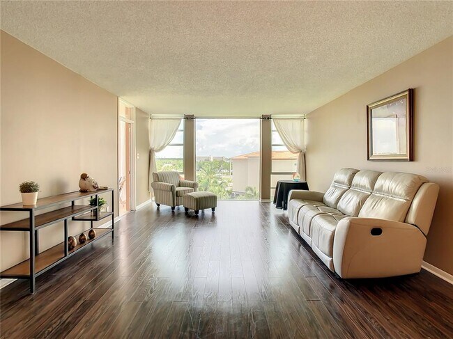 Building Photo - 7400 Sun Island Dr S