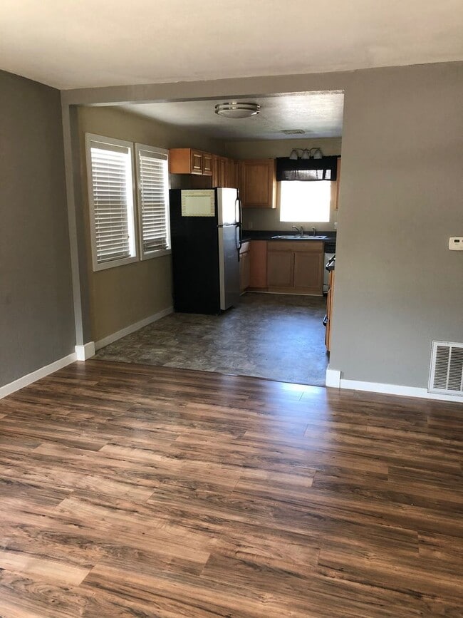 Building Photo - Cute 2 bedroom with garage