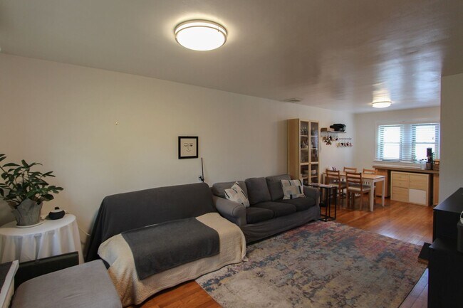 Building Photo - Cherniss Townhouses