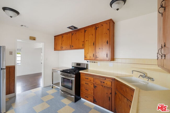 Building Photo - 821 Laveta Terrace