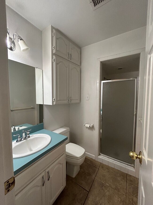 Building Photo - Beautiful Large Family Home!!!