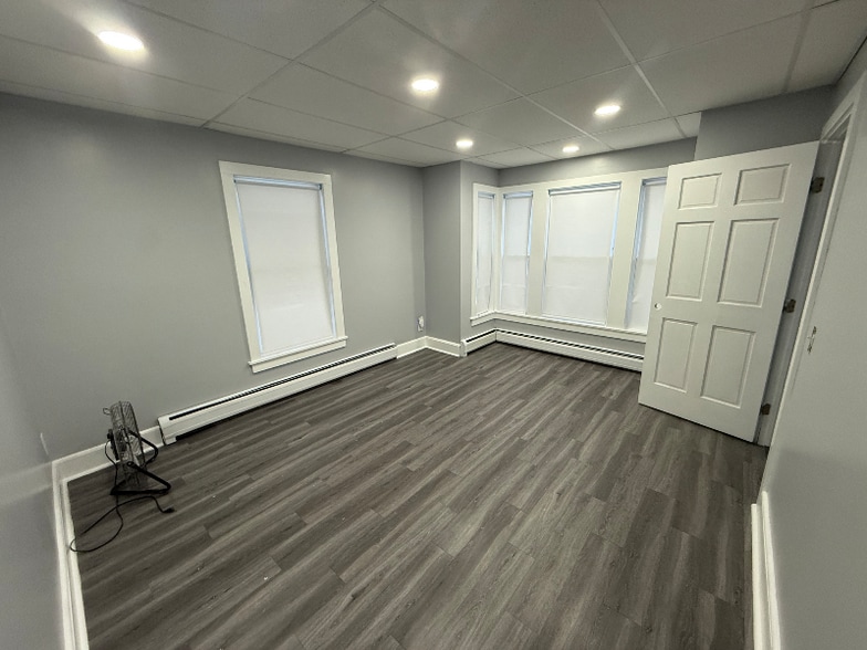 Building Photo - 168 Elm St