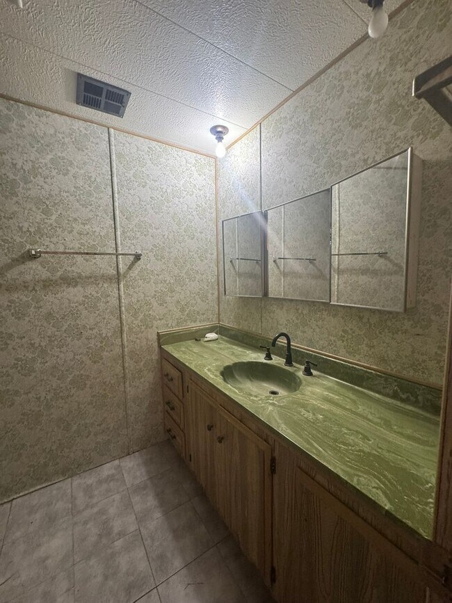 Building Photo - Large Customized 2 Bedroom Manuf Home w/Bonus Room= 3 total bedrooms