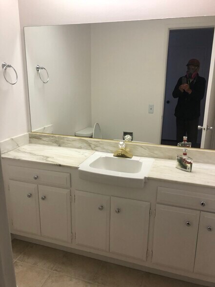 Guest bathroom - 2020 Idaho Ave