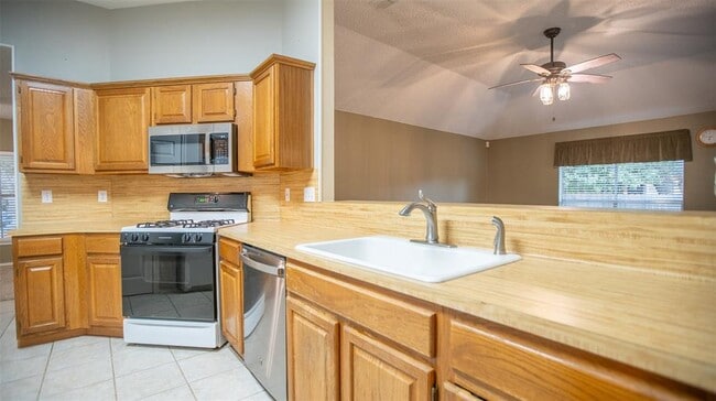 Building Photo - 401 Parkview Dr