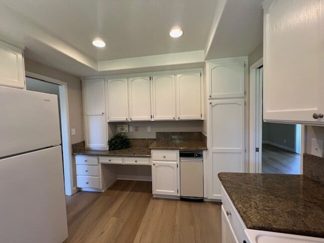 Building Photo - 3 Bed End Unit in Mt. View