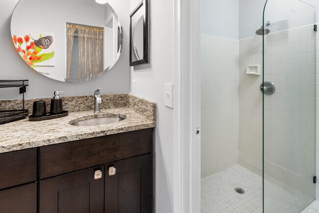 Building Photo - 3068 S Oakland Forest Dr