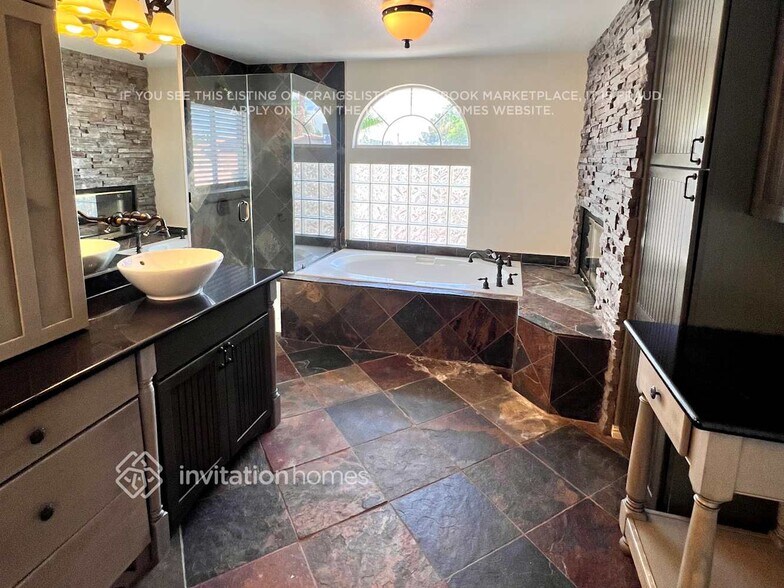 Building Photo - 280 Plaza Carmelina Ct