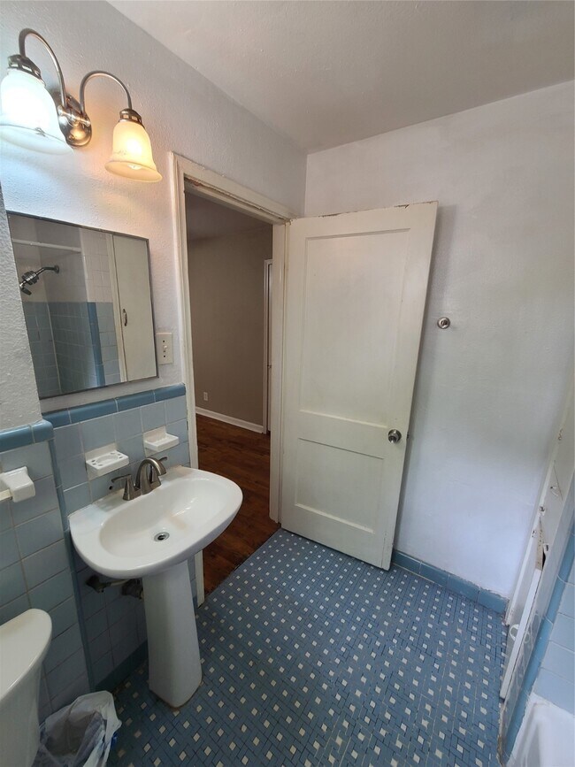 Building Photo - 1434 Lawson St