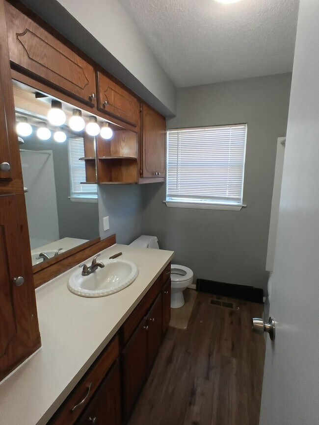 Building Photo - Clean Home