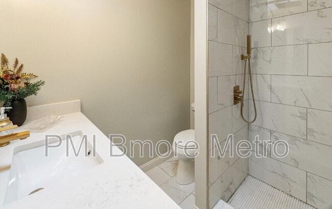 Building Photo - 2329 E Madison St