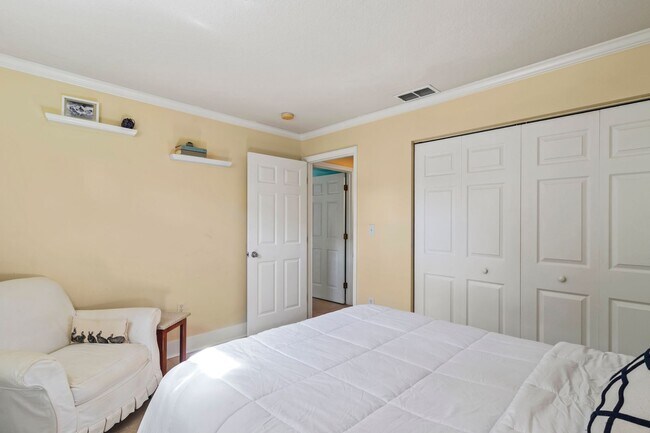 Building Photo - 2BR | 2Bath Central Sarasota Townhouse