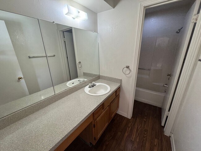 Building Photo - Cute duplex unit in NRH