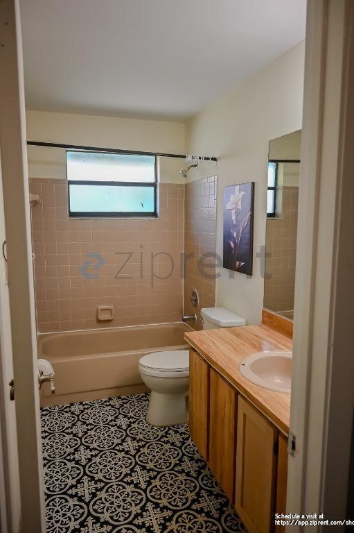 Building Photo - 9761 Riverside Dr